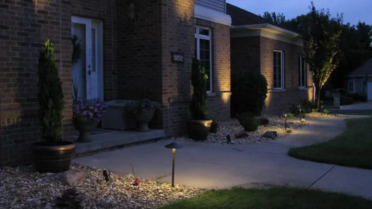 Low-voltage landscape lighting installation in Waterloo, Iowa