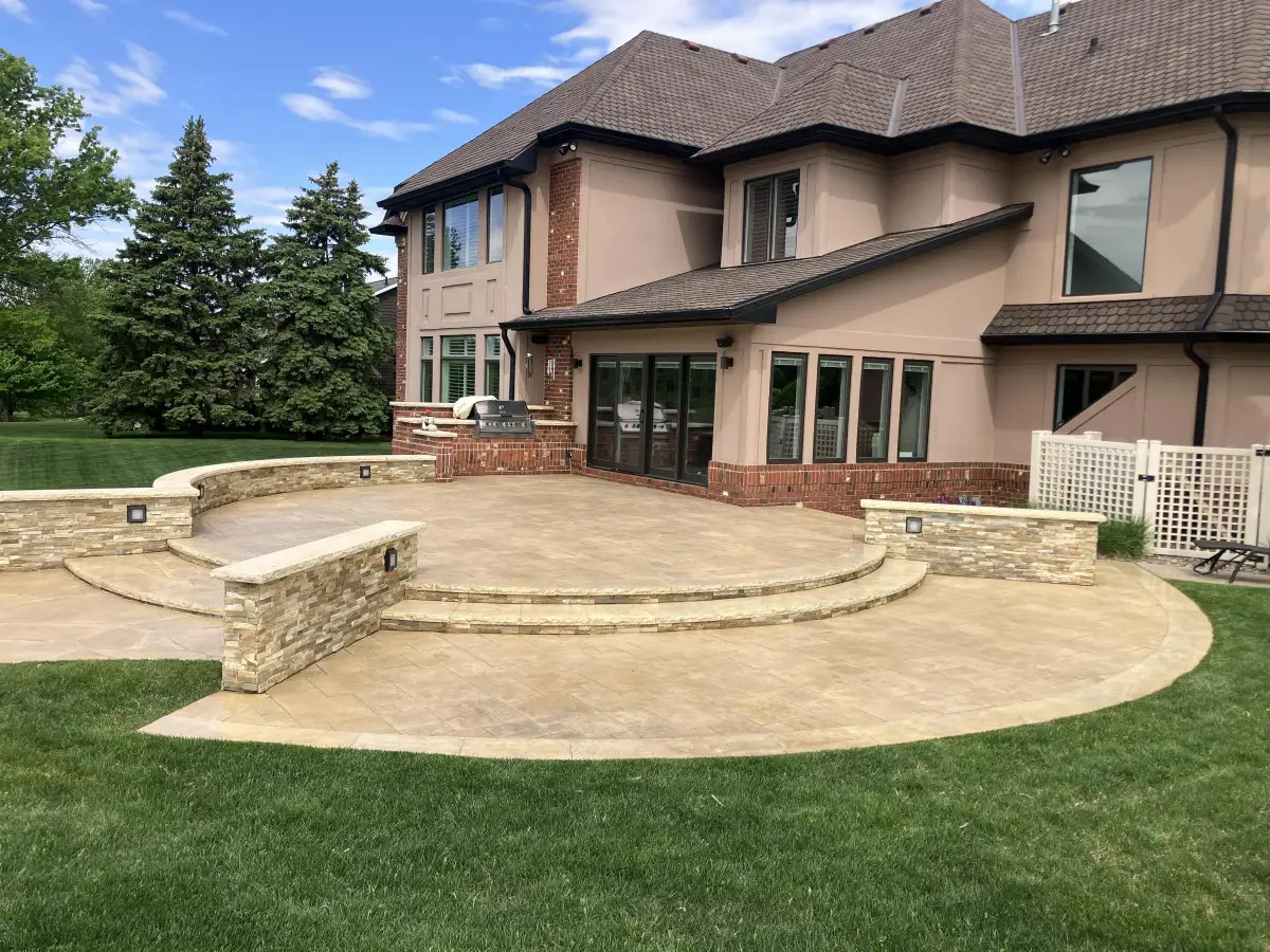 Outdoor kitchen and entertainment area by Matthias Landscaping